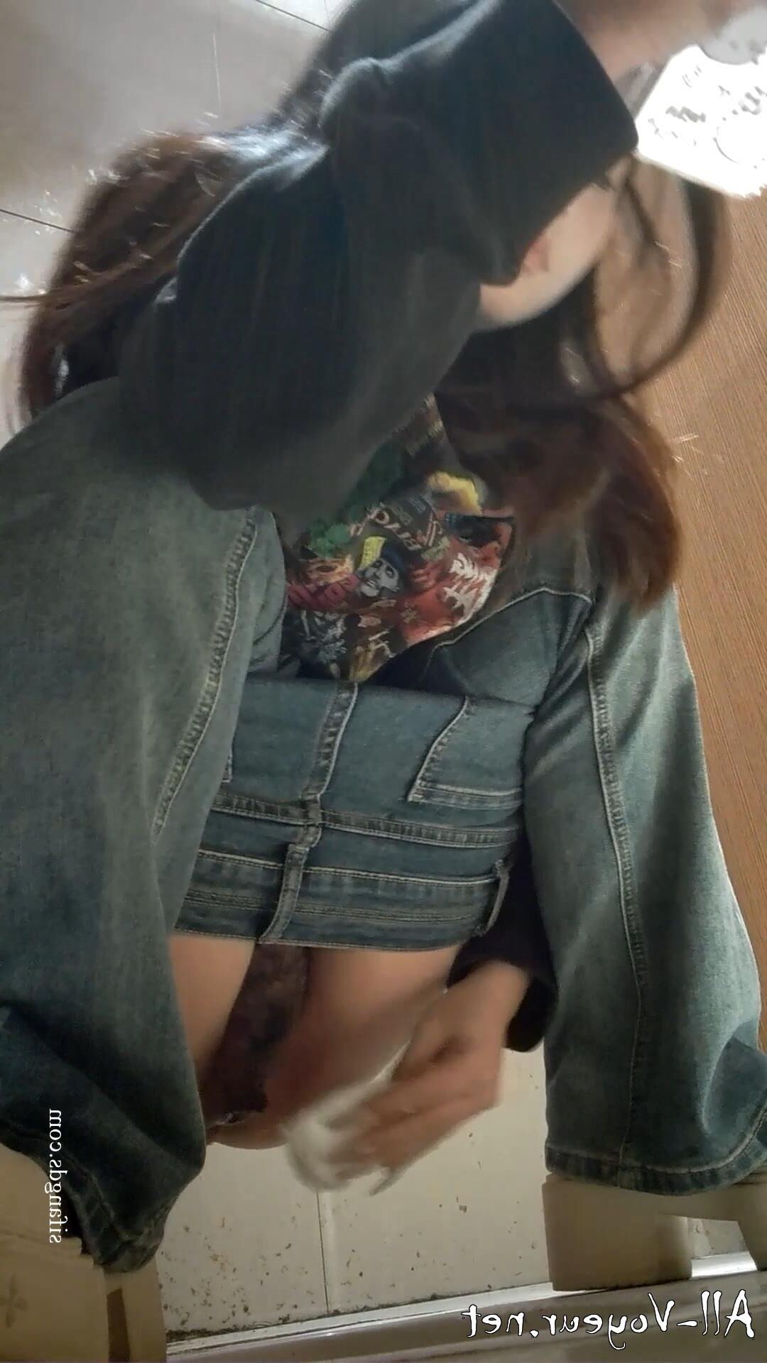 WC Voyeur. Peeing chinese wet hairy pussy 