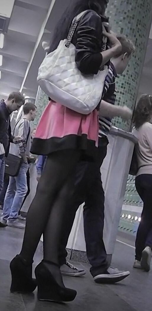 Upskirt Black Pantyhose de garota sexy em cunhas