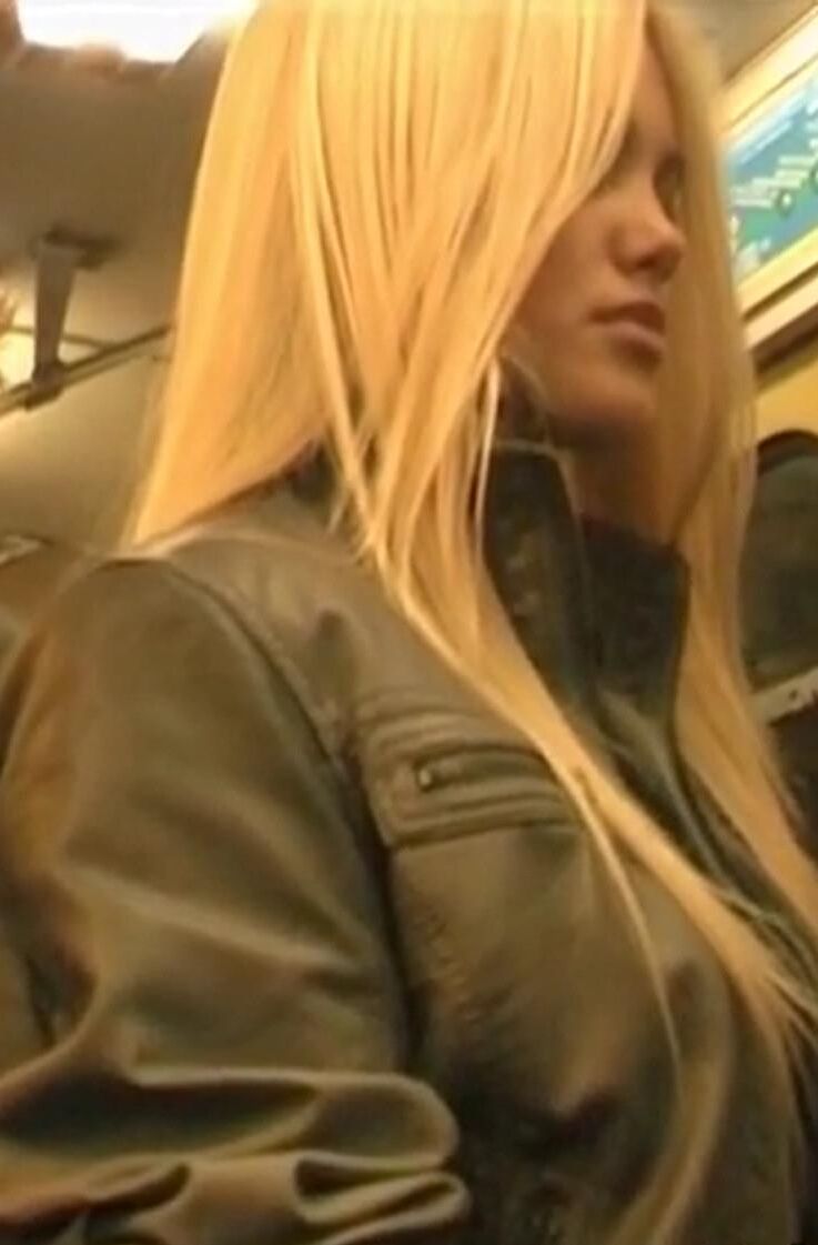 セクシーなレギンのブロンディ