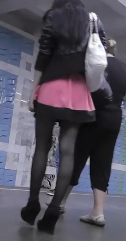 Upskirt Black Pantyhose de garota sexy em cunhas