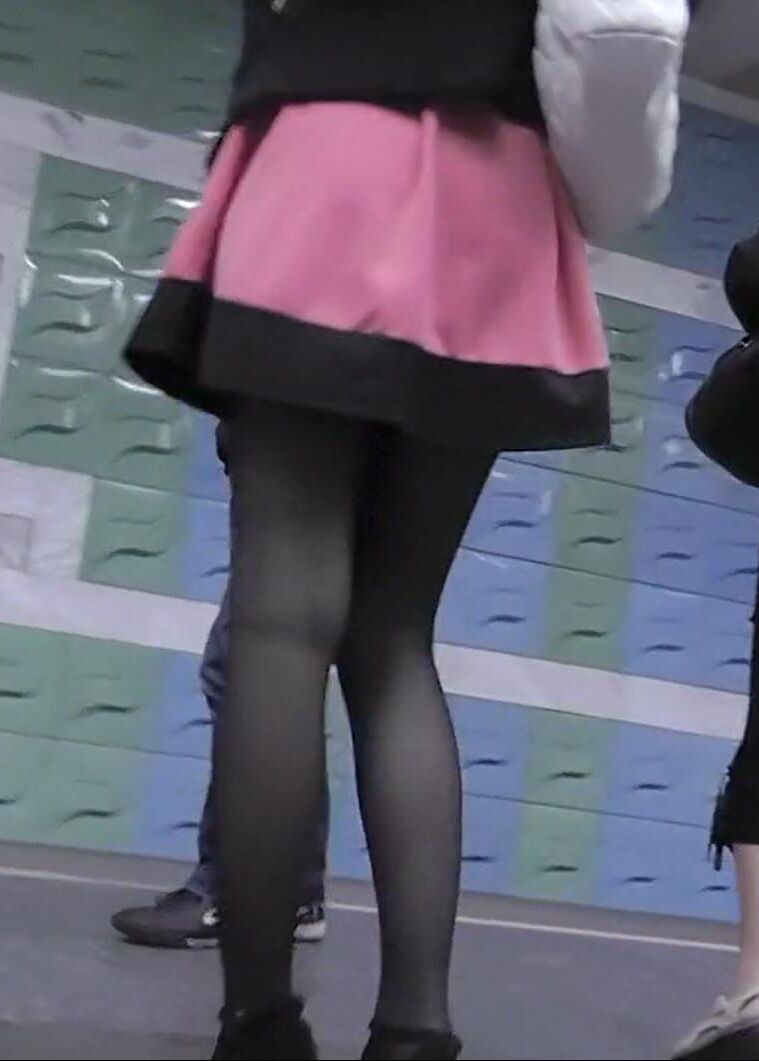 Upskirt Black Pantyhose de garota sexy em cunhas