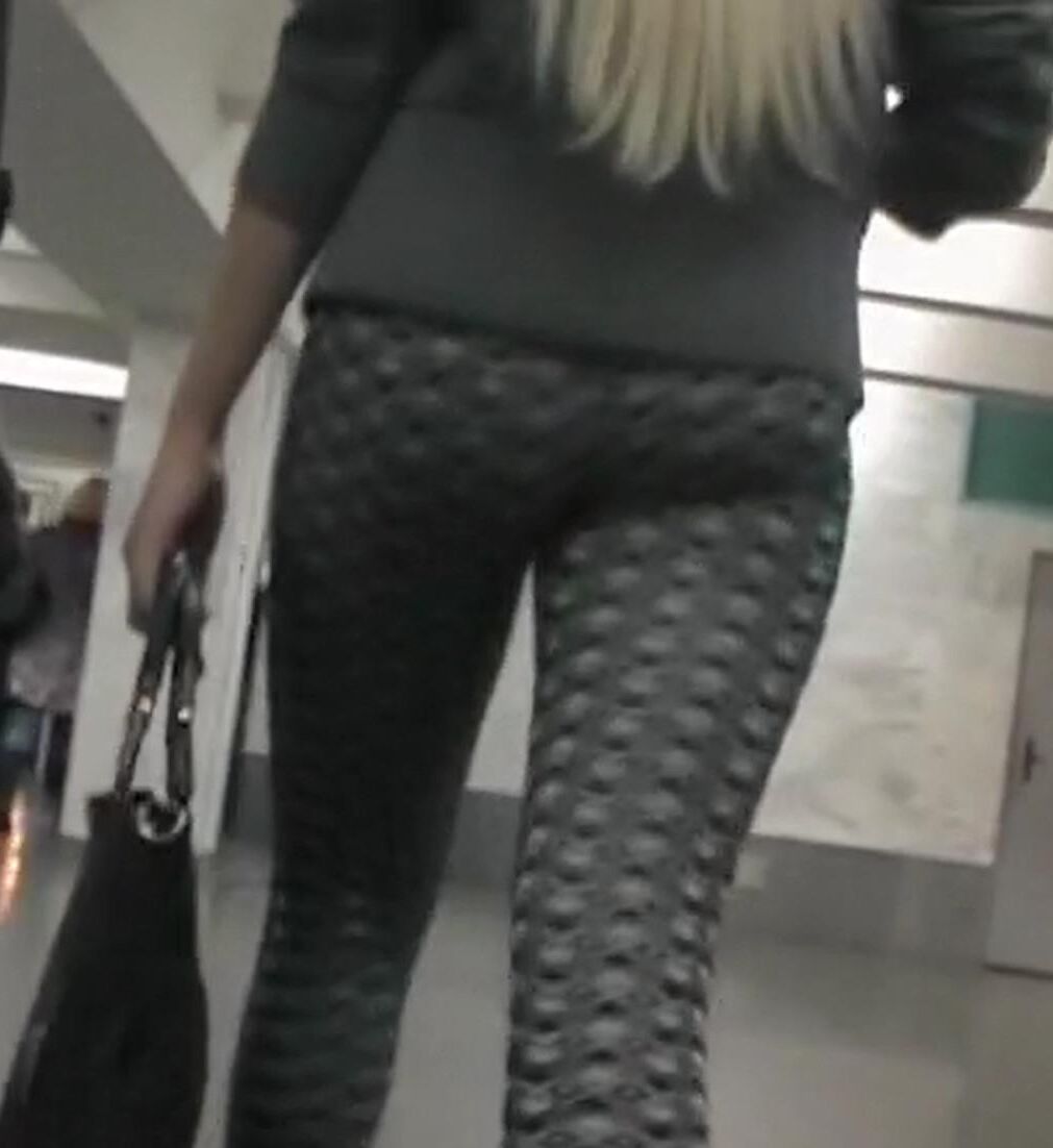セクシーなレギンのブロンディ
