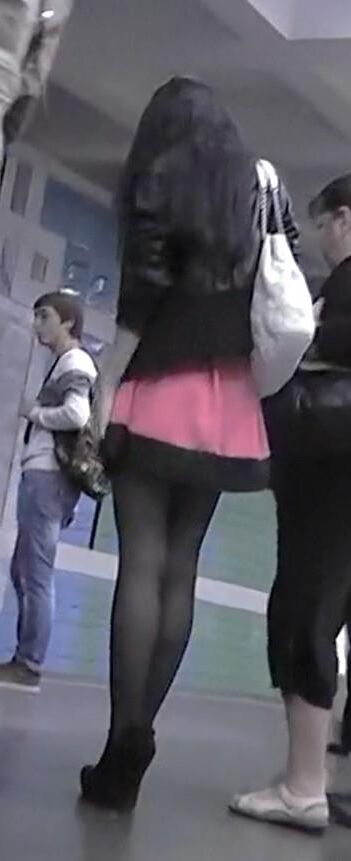 Upskirt Black Pantyhose de garota sexy em cunhas