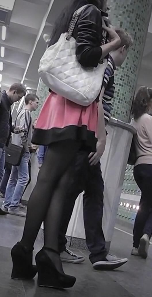 Upskirt Black Pantyhose de garota sexy em cunhas