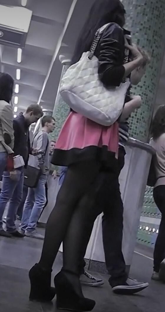 Upskirt Black Pantyhose de garota sexy em cunhas
