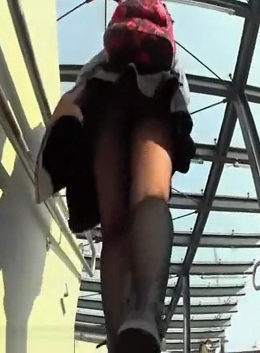 Upskirt Black Pantyhose na escada rolante