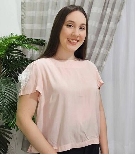 Тощая латинская шлюха, показывающая ее киску, задницу и сиськи, находят ее