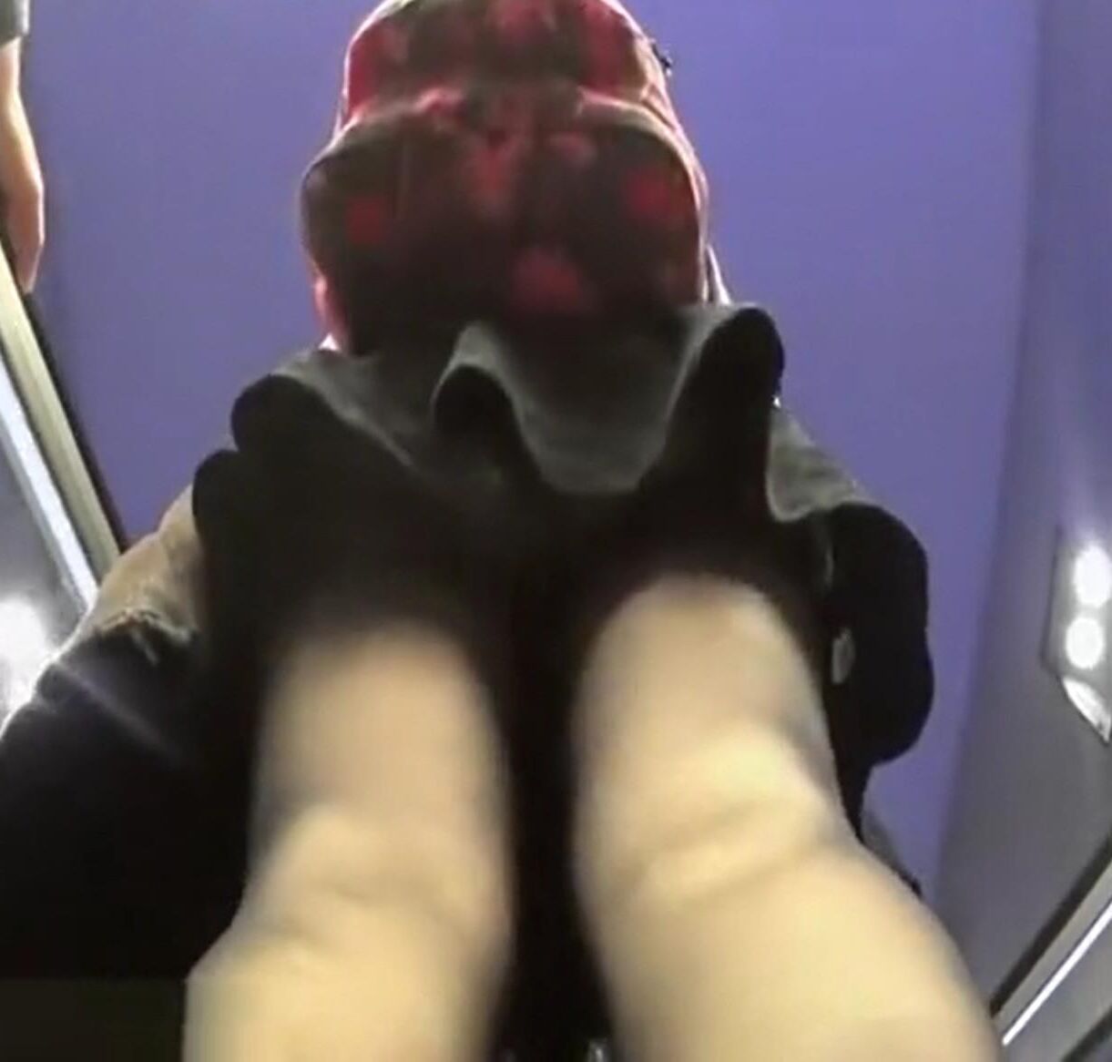 Upskirt Black Pantyhose na escada rolante
