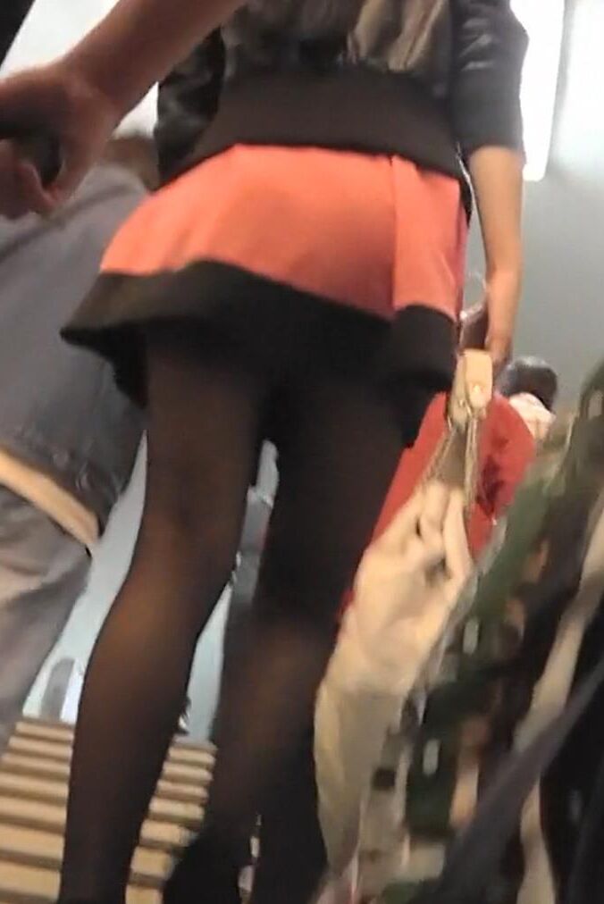 Upskirt Black Pantyhose de garota sexy em cunhas