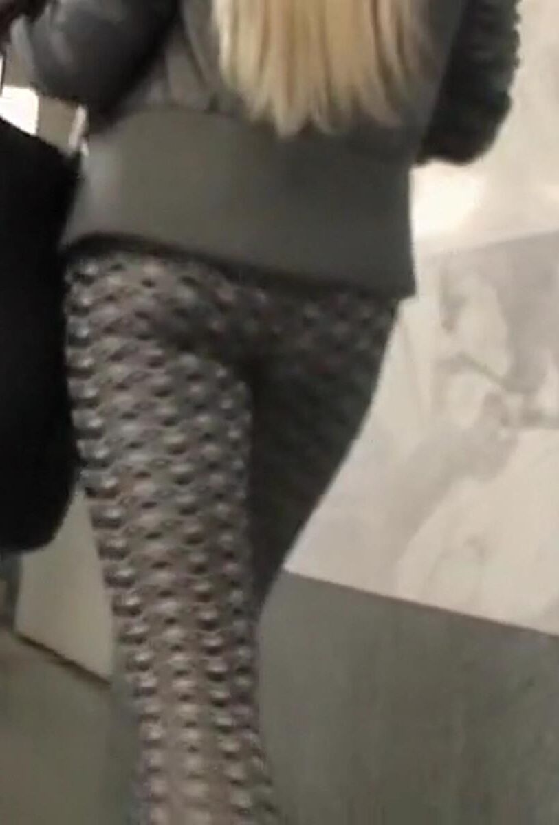 セクシーなレギンのブロンディ