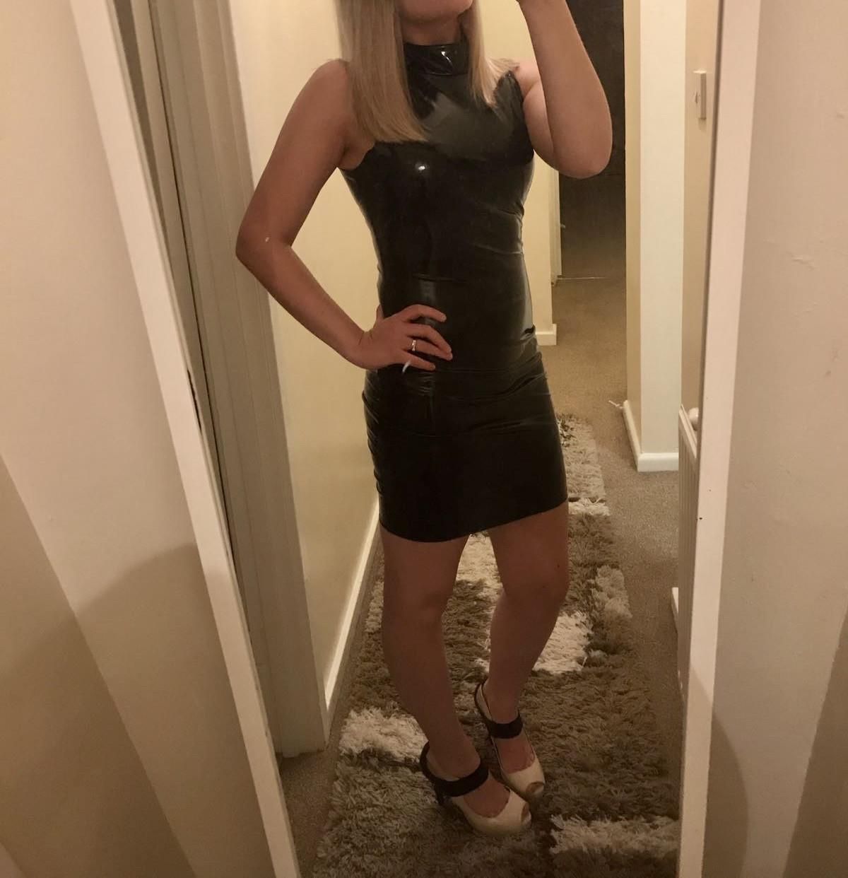 Esposa do Reino Unido vestida para impressionar em brilhante e lingerie