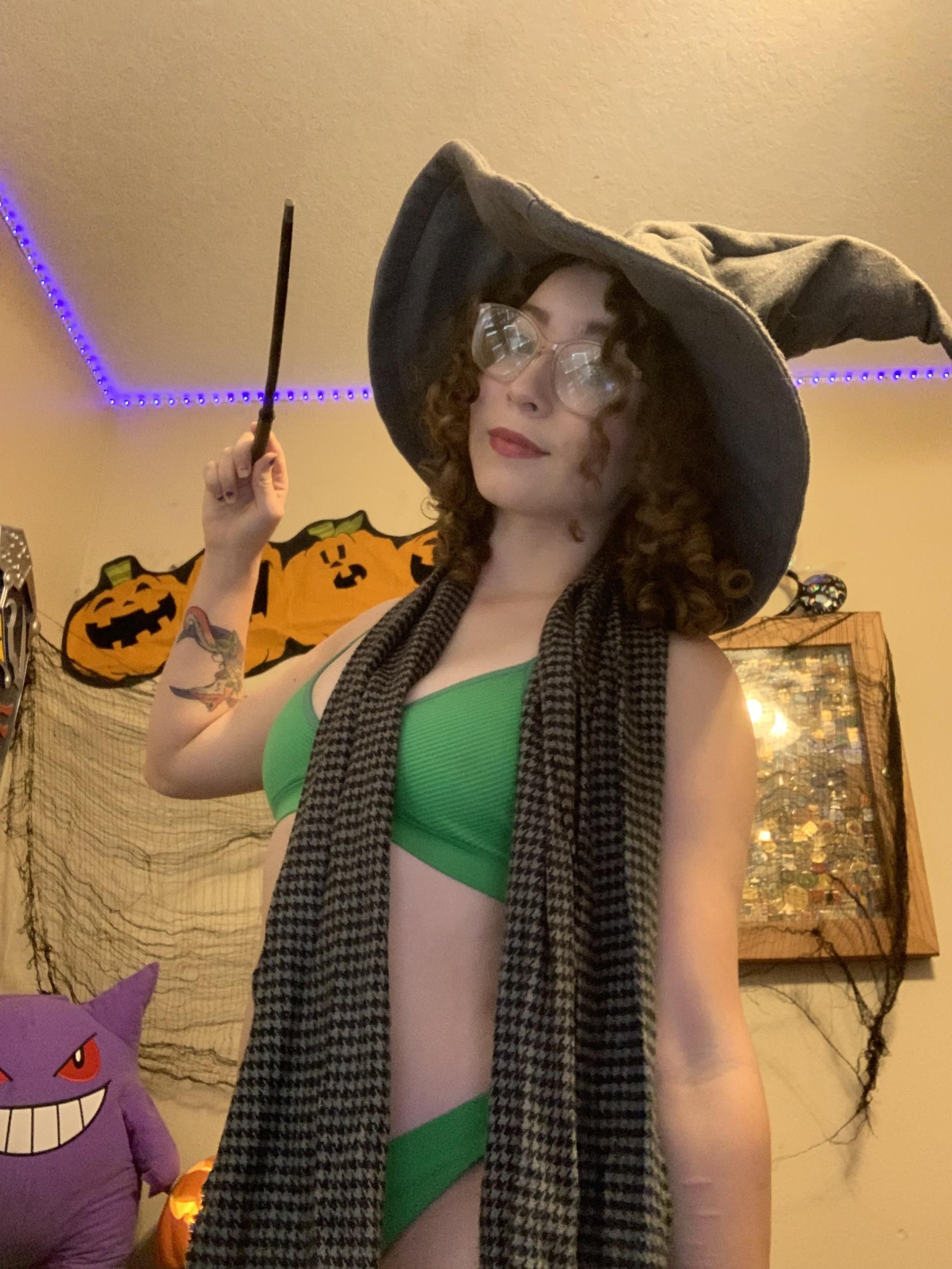 Young female web cam girl littledeathtrap