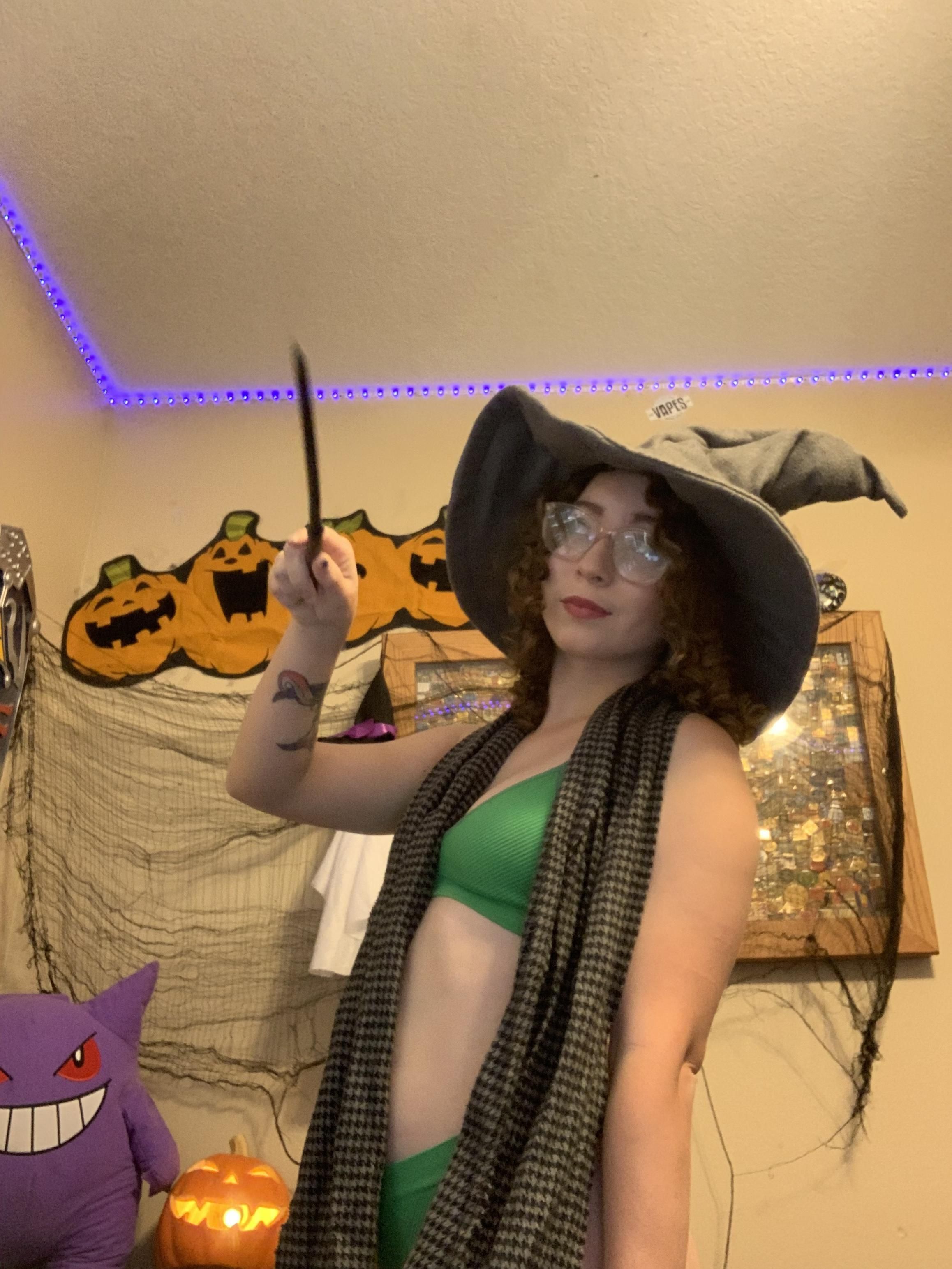 Young female web cam girl littledeathtrap