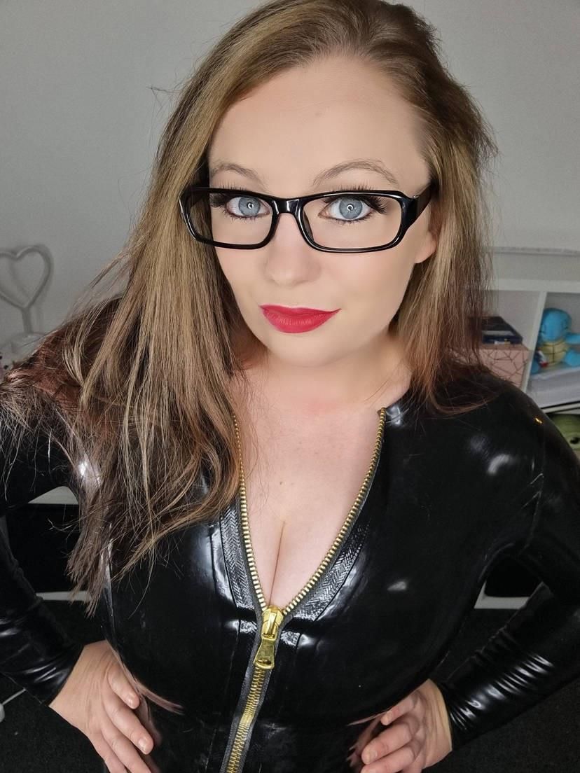 Mistress Ashley and her big tits in leather and rubber
