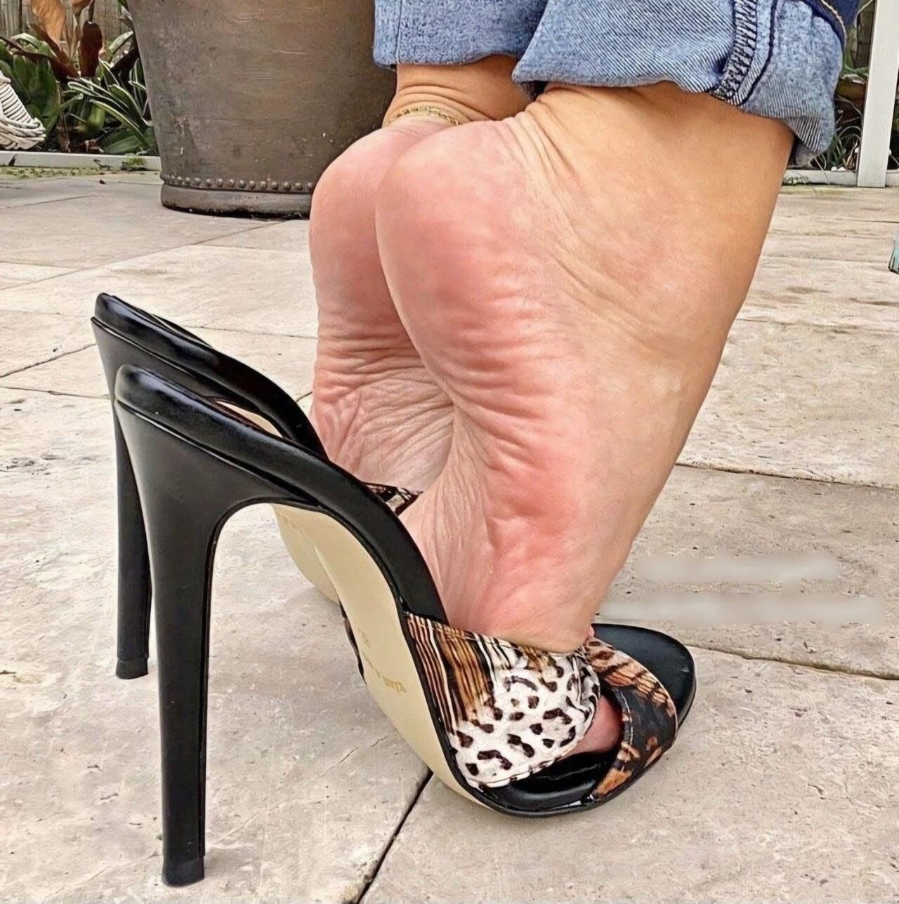 Zapatos y altas y más