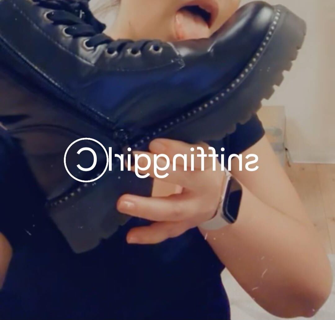 posing in wetlook and shoelicking