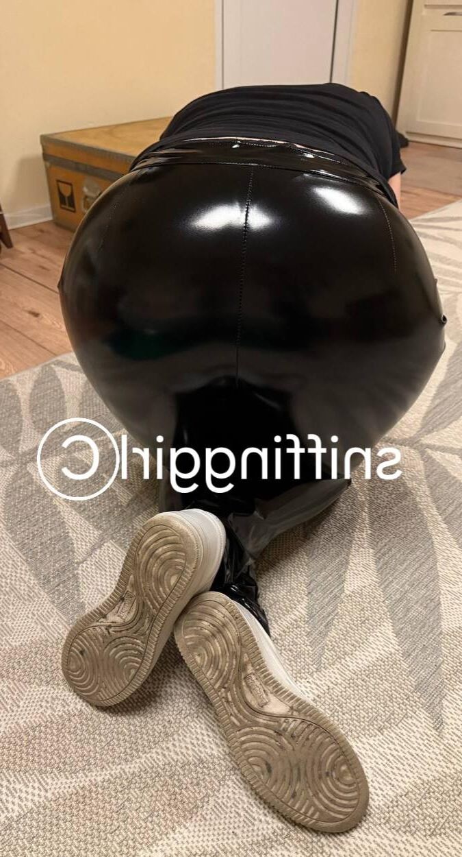 posing in wetlook and shoelicking