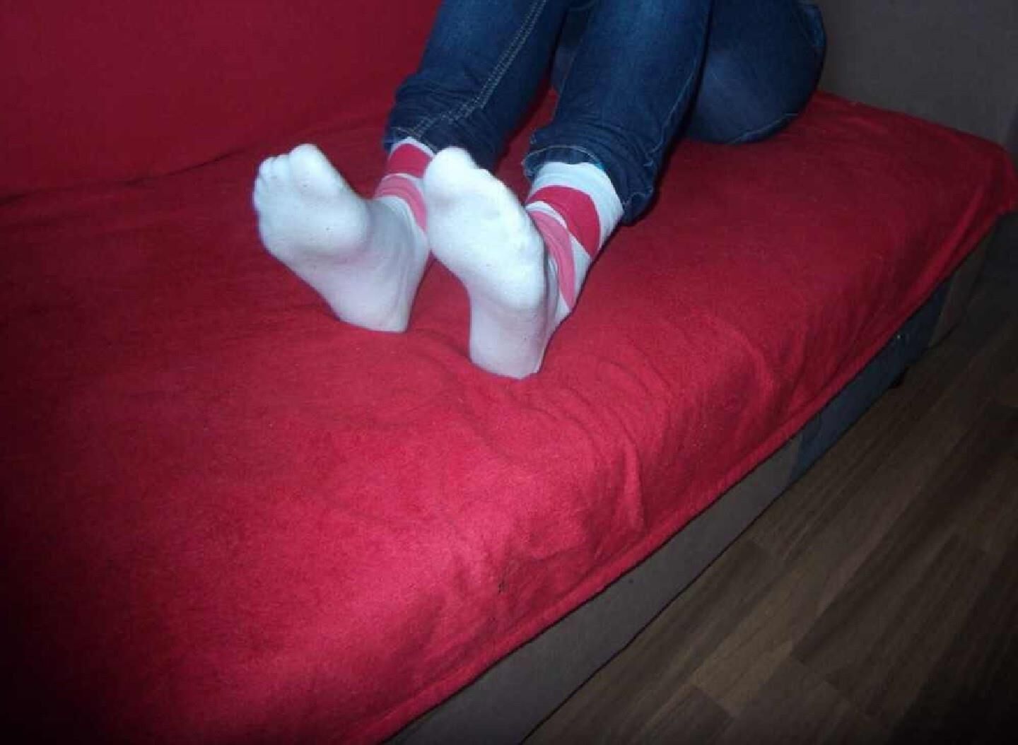 候補者が汚れていて臭い綿の靴下がクローズアップします