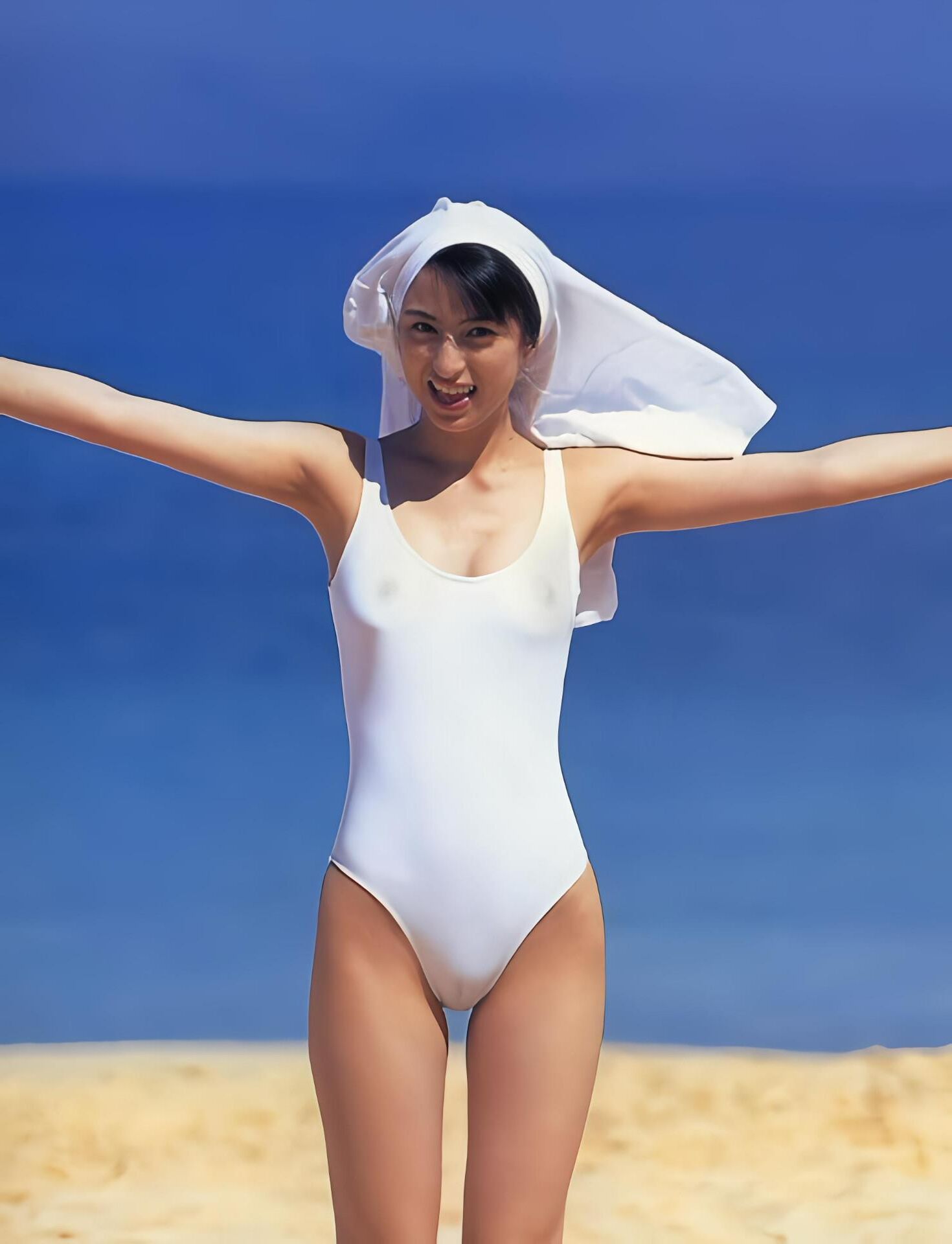 Japanische Frau, die das Meer genießt