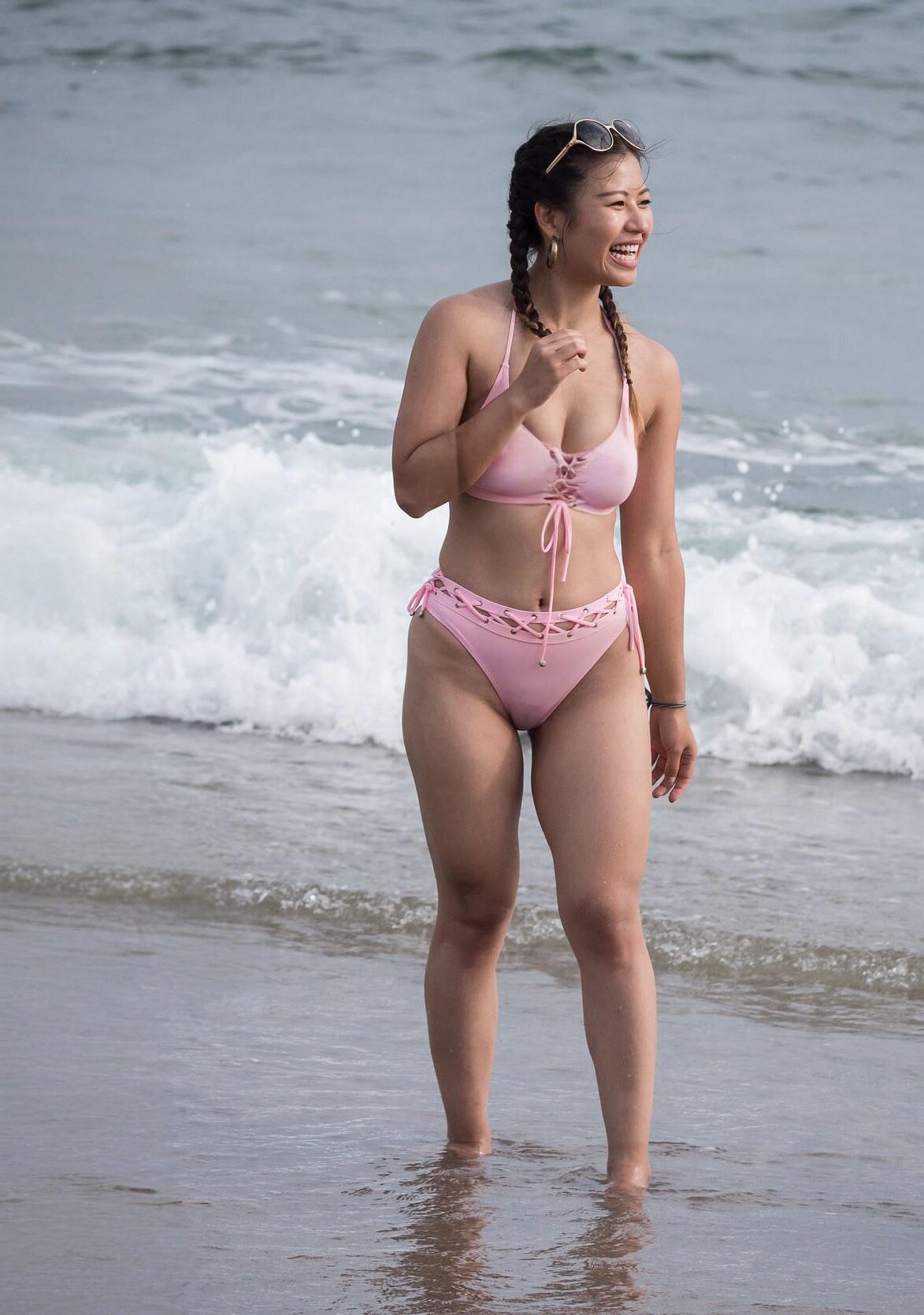 Japanische Frau, die das Meer genießt