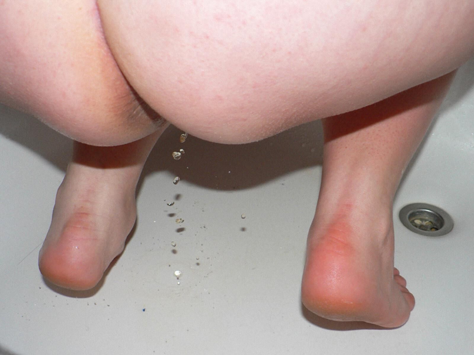 junge polnische mollige pinkeln nackt in der Dusche