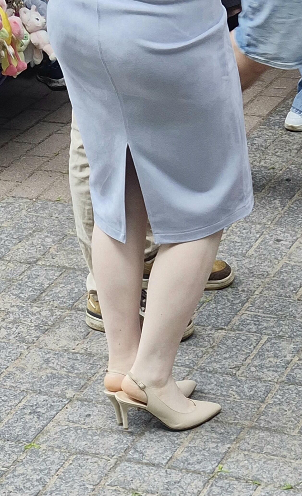 ヌードスリングバックのかかととスカートの女の子