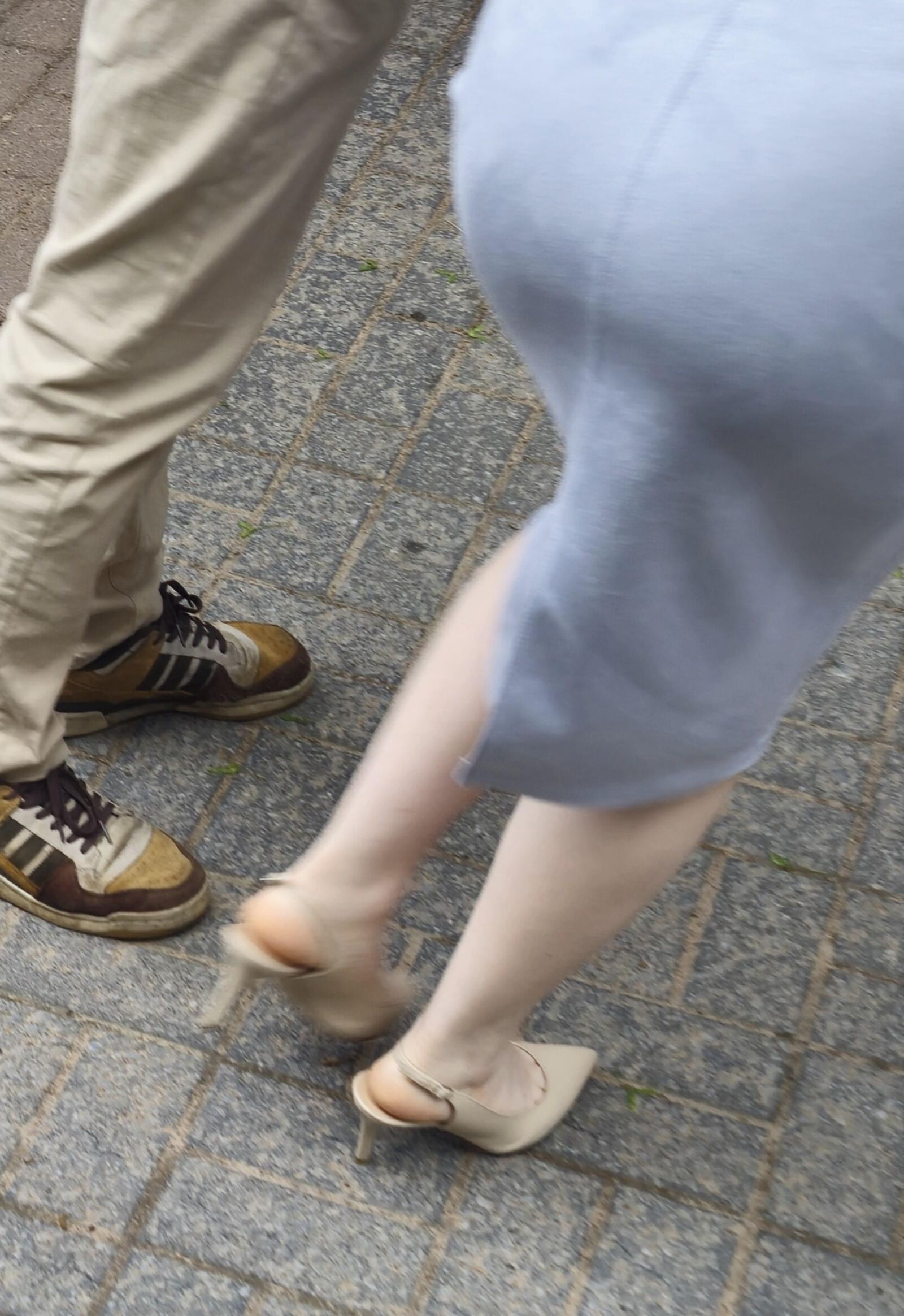ヌードスリングバックのかかととスカートの女の子