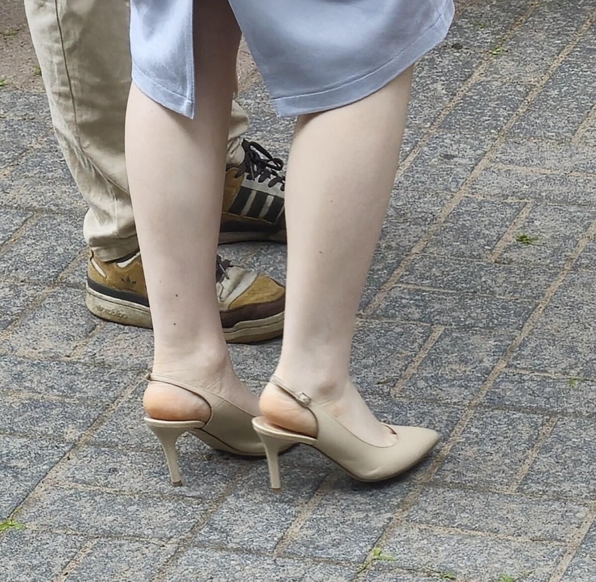 ヌードスリングバックのかかととスカートの女の子