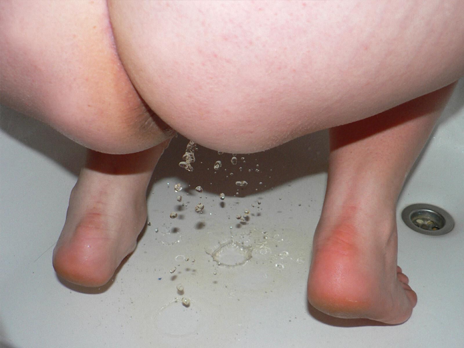 junge polnische mollige pinkeln nackt in der Dusche