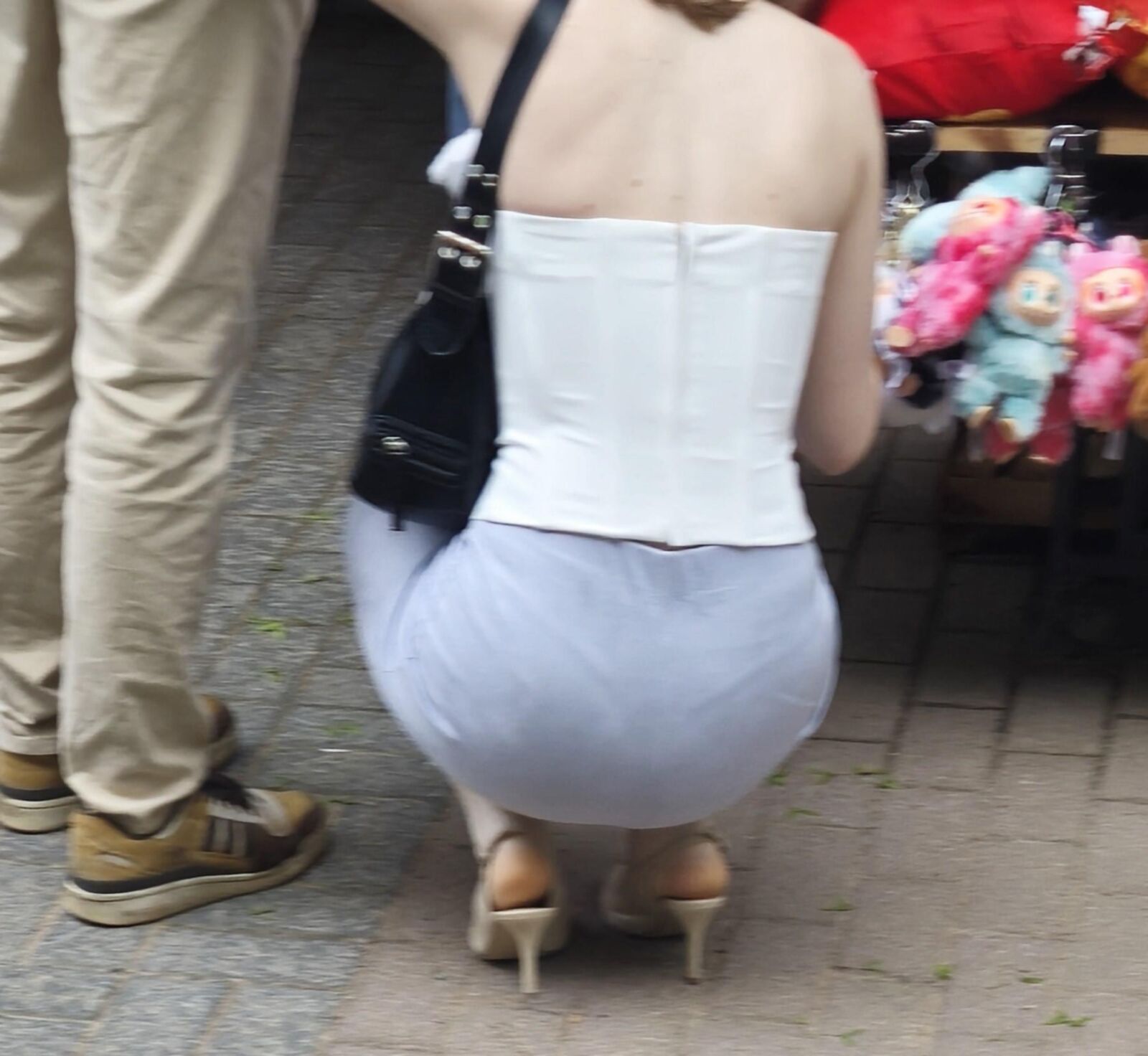 ヌードスリングバックのかかととスカートの女の子