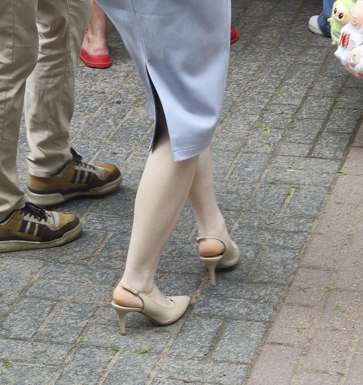 ヌードスリングバックのかかととスカートの女の子