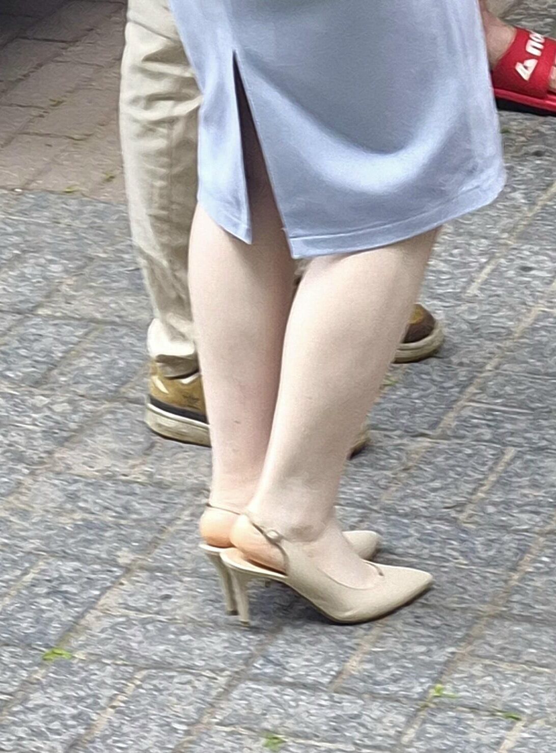 ヌードスリングバックのかかととスカートの女の子