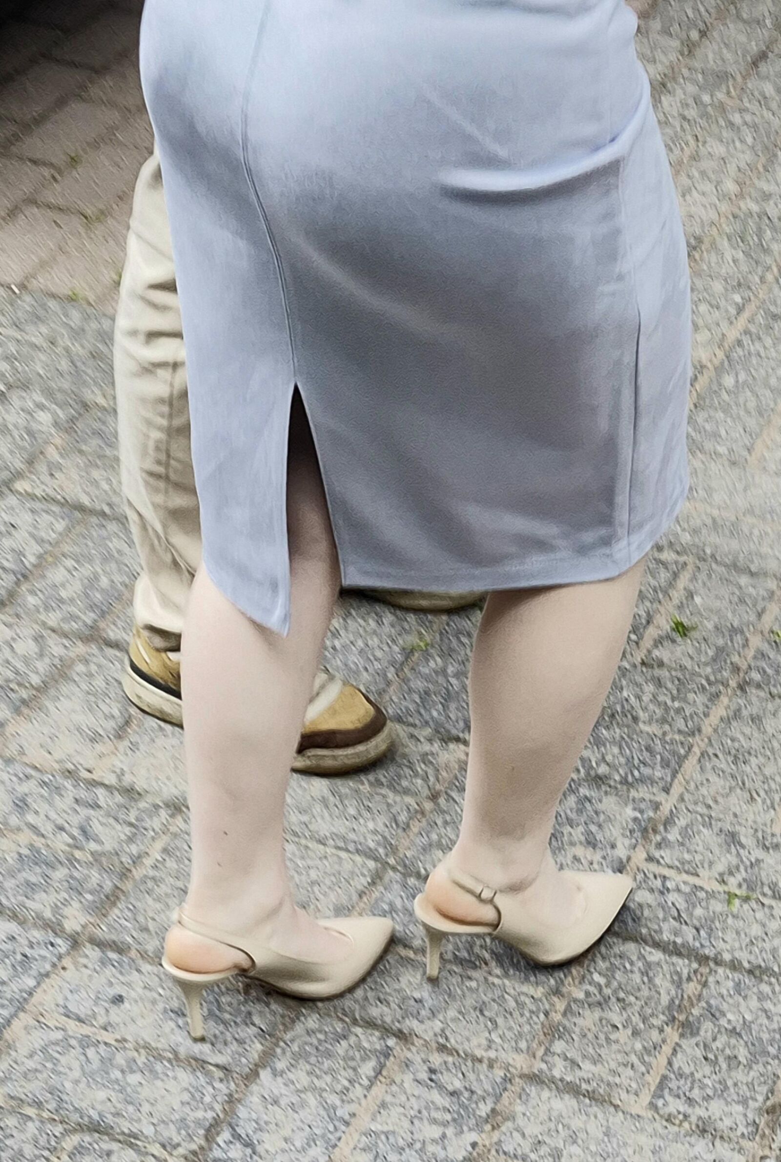 ヌードスリングバックのかかととスカートの女の子