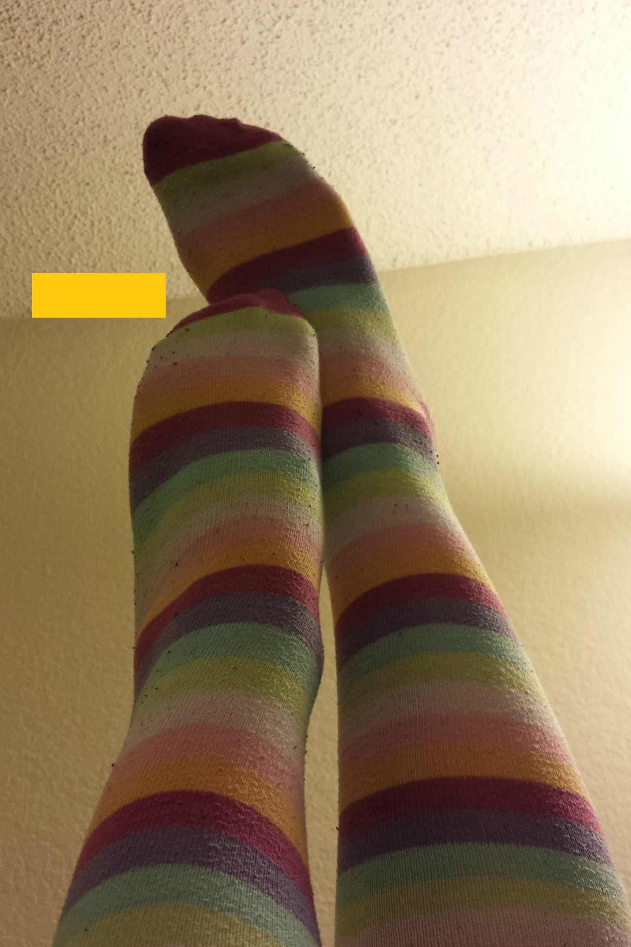 候補者が汚れていて臭い綿の靴下がクローズアップします