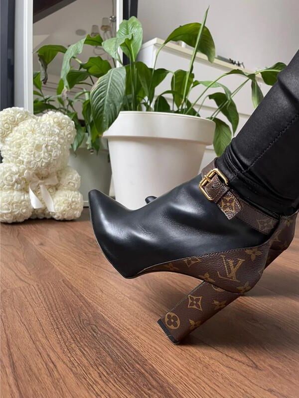 Feet with shoes for fap 