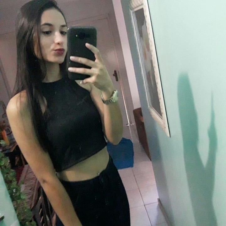 Tops pretos sem mangas e relógios de pulso de metal