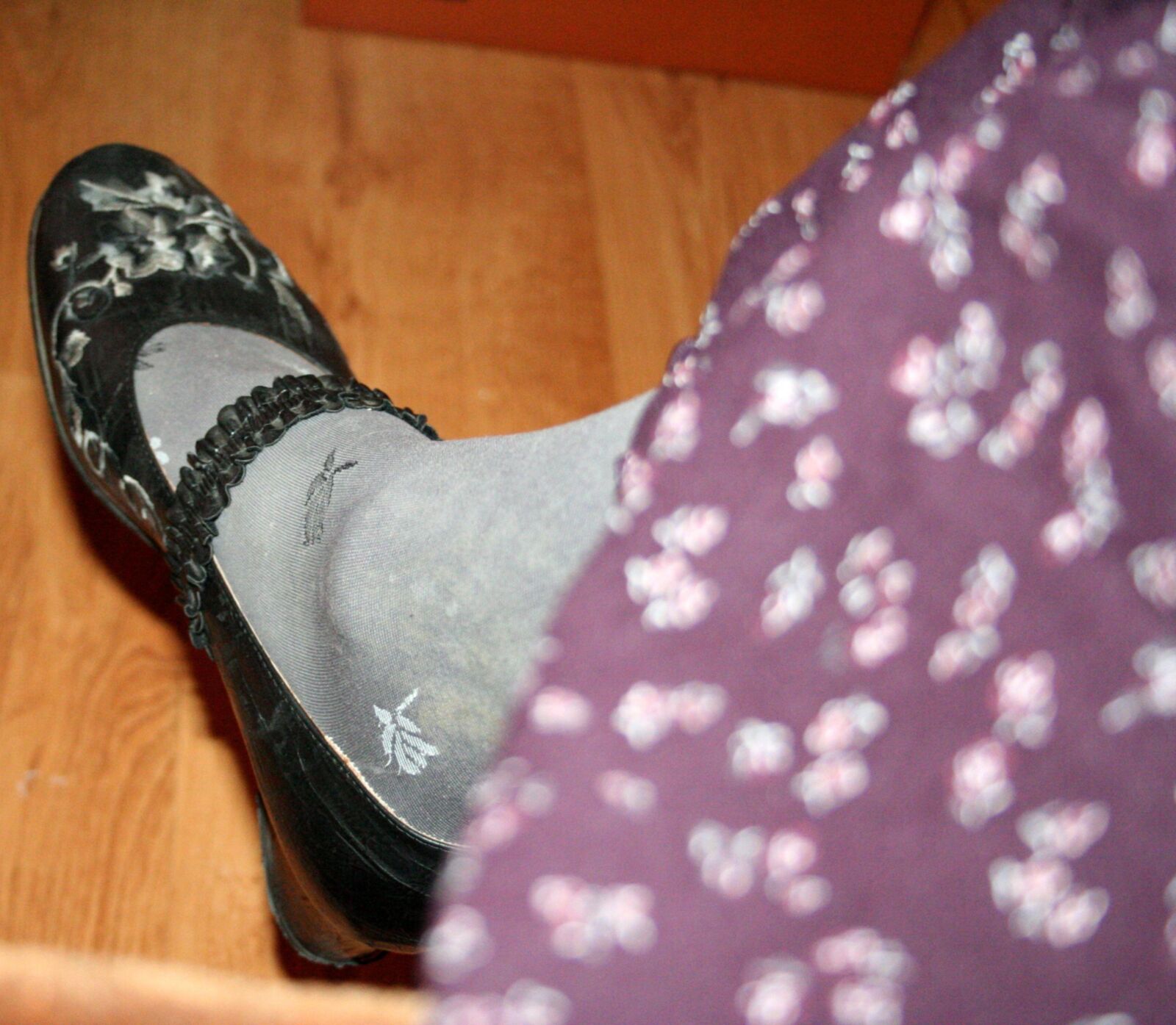 Beine in Strumpfhosen mit Spermaspuren in den Schuhen