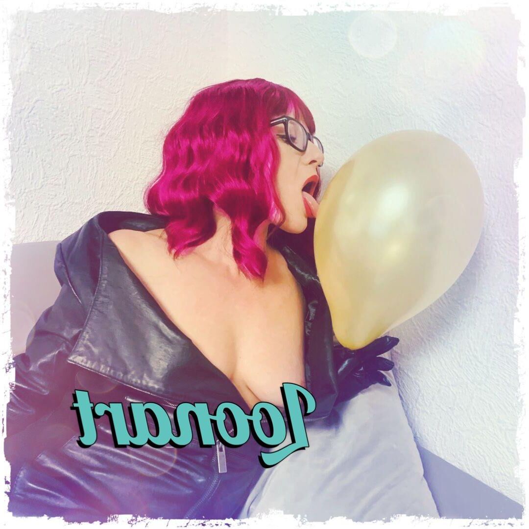 Looner MadameD Balloon fetish feet Queen