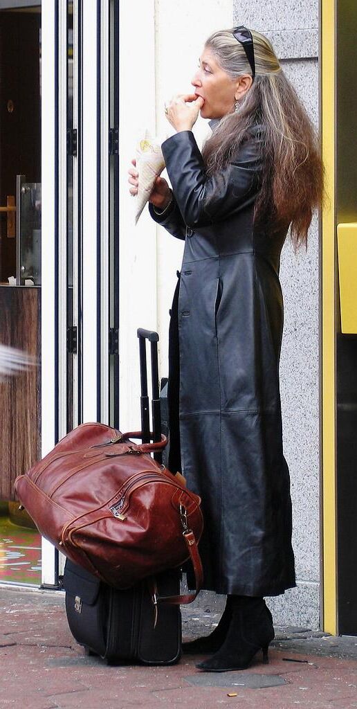革のトレンチコートの女性