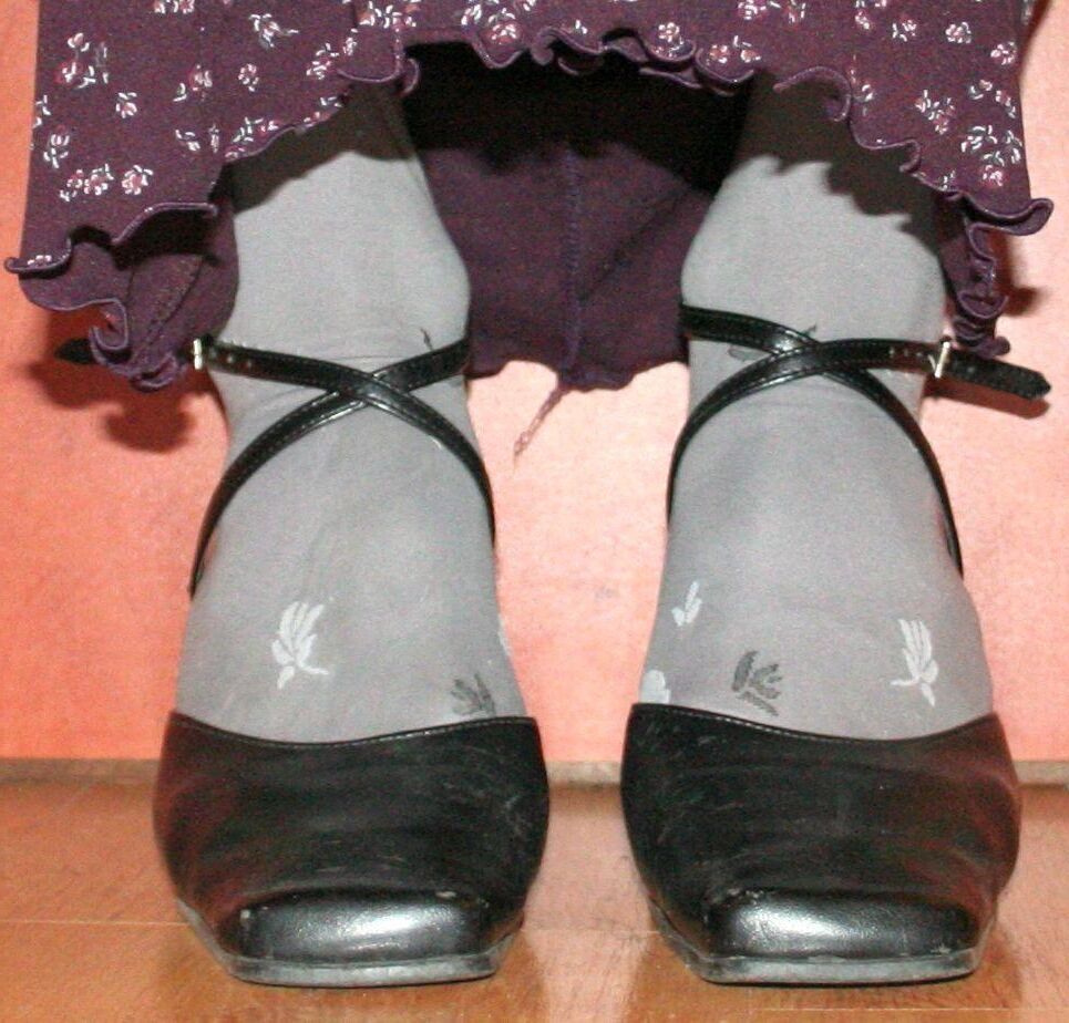 Beine in Strumpfhosen mit Spermaspuren in den Schuhen