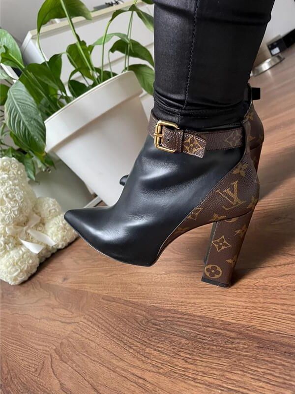 Feet with shoes for fap 