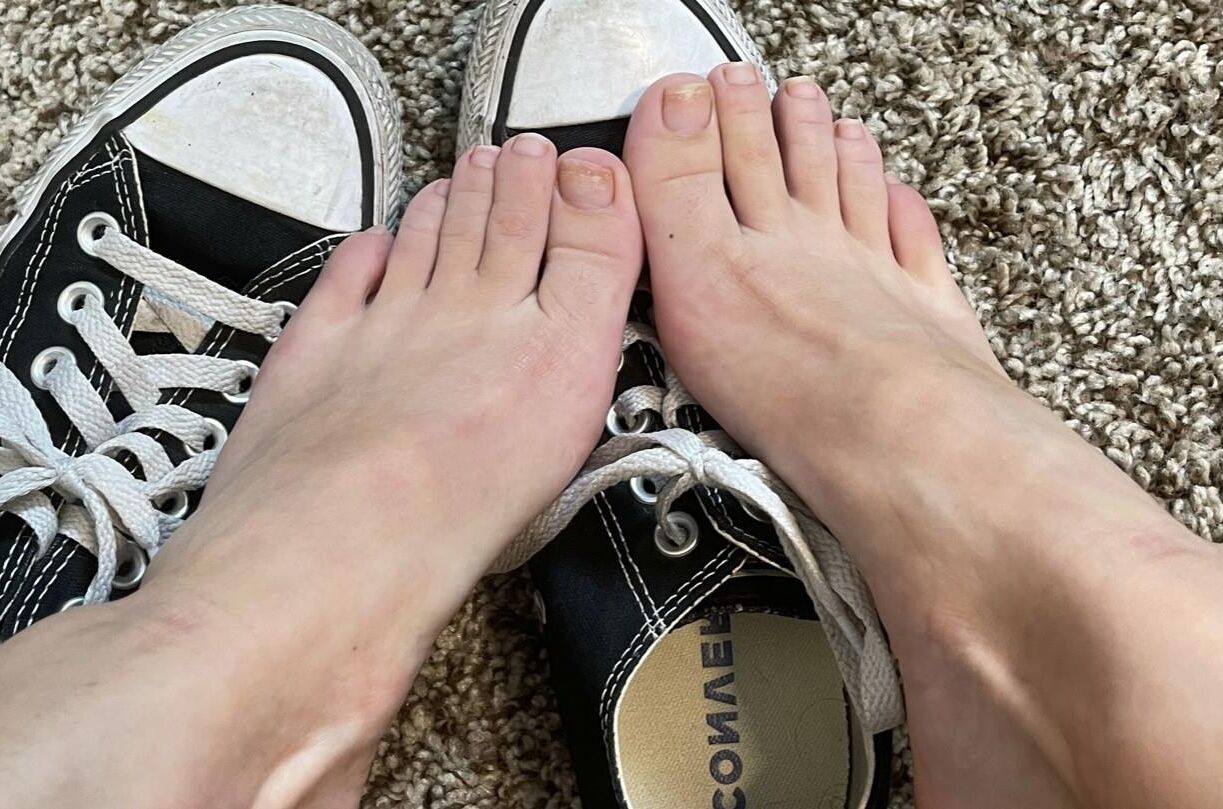  yr old Kristin showing her sweaty natural toes