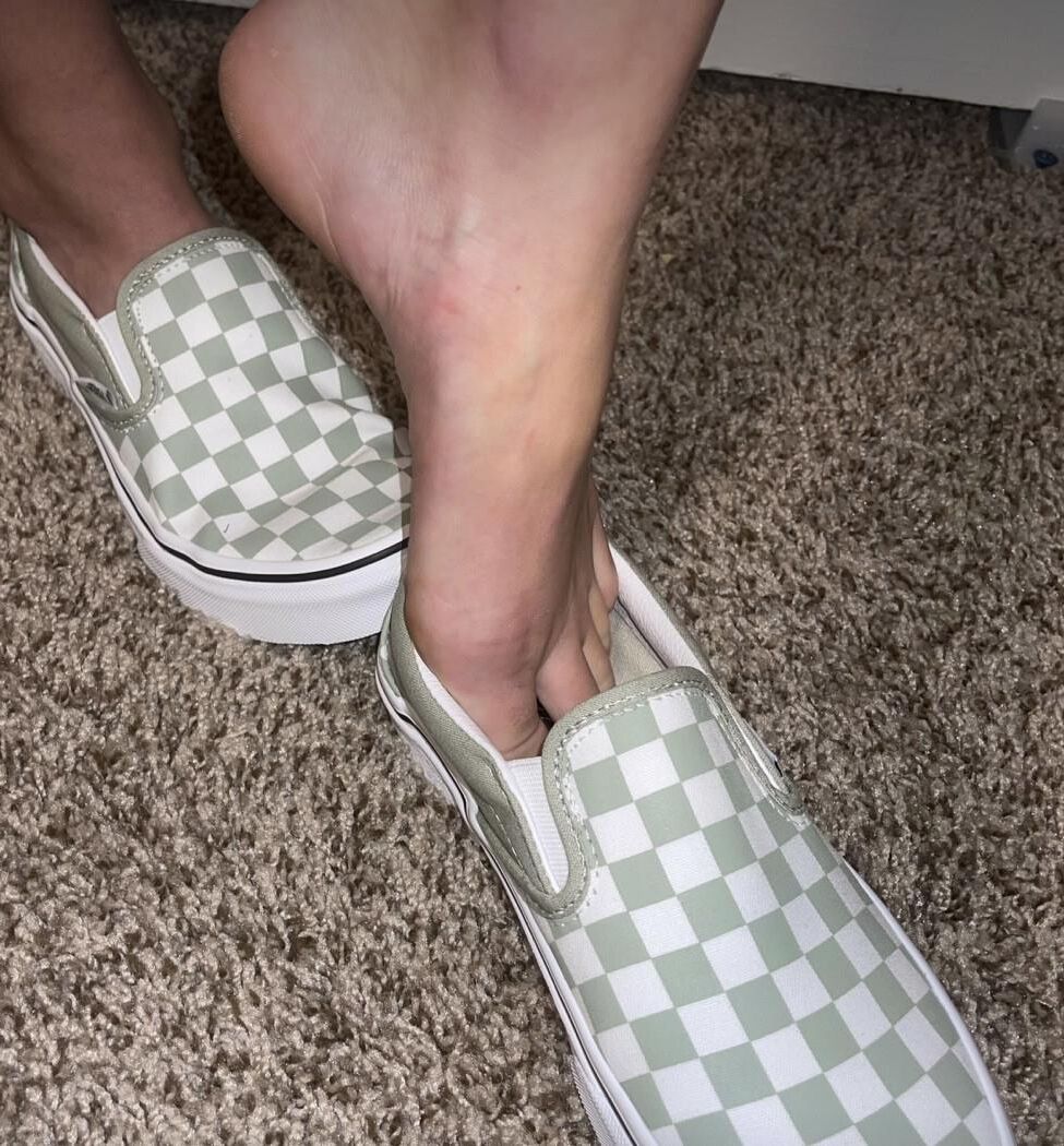 Kristin eliminando zapatos que muestran sus dedos naturales sexy, sin polacos