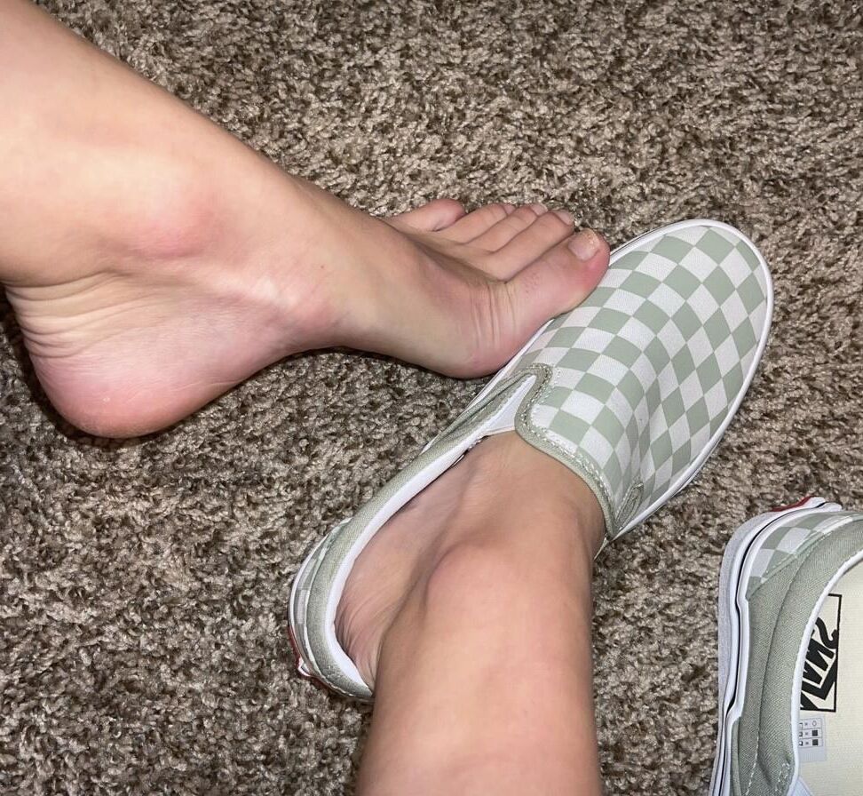 Kristin eliminando zapatos que muestran sus dedos naturales sexy, sin polacos