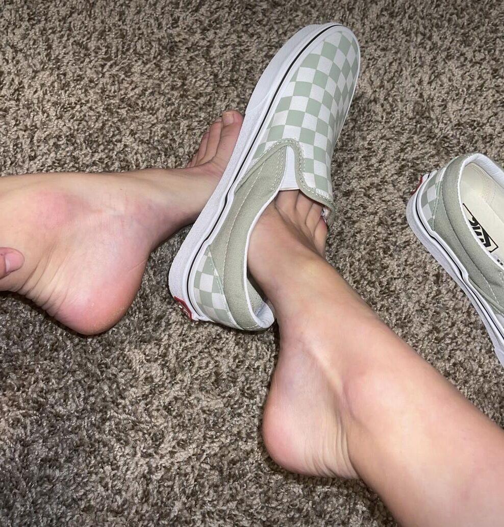 Kristin eliminando zapatos que muestran sus dedos naturales sexy, sin polacos