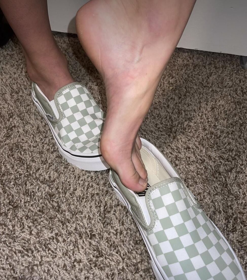 Kristin eliminando zapatos que muestran sus dedos naturales sexy, sin polacos