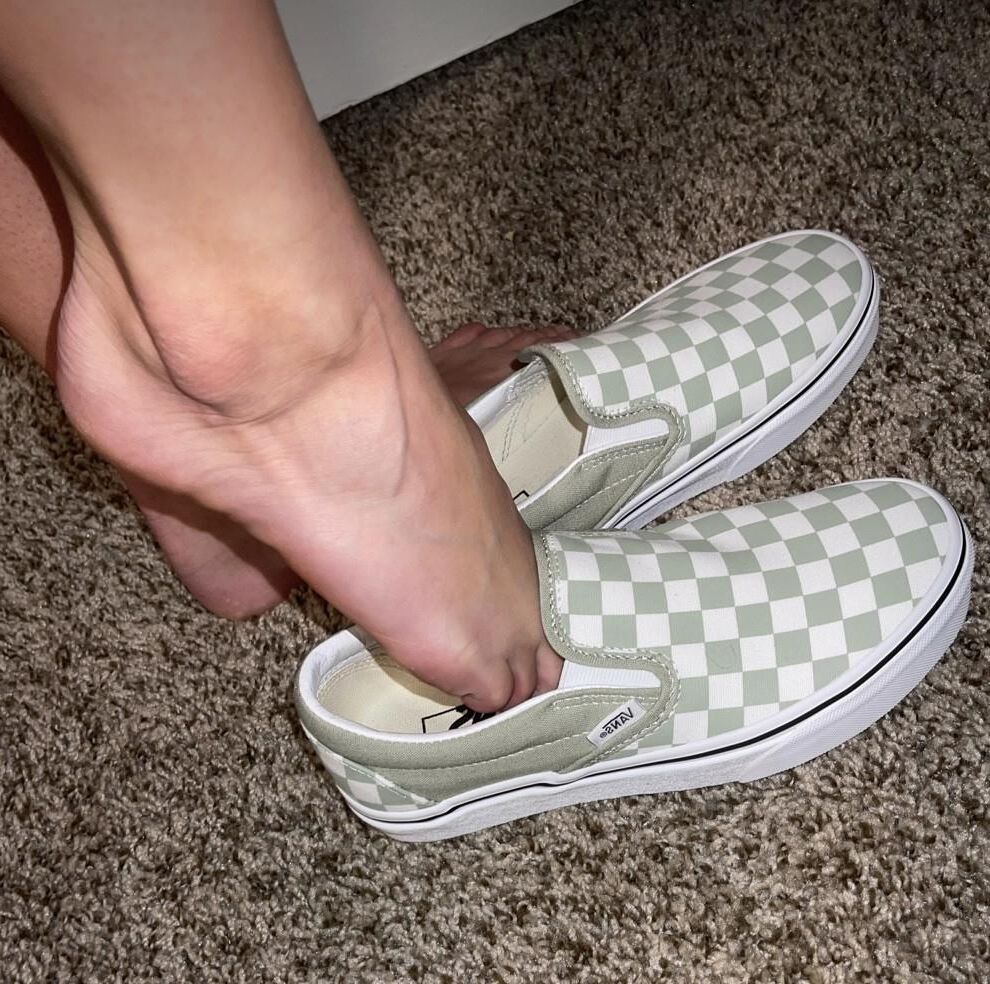 Kristin eliminando zapatos que muestran sus dedos naturales sexy, sin polacos