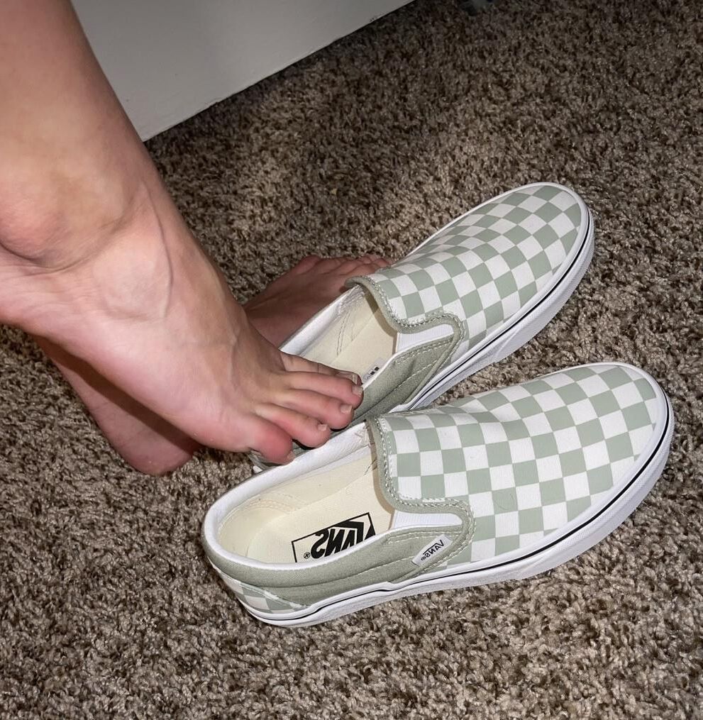 Kristin eliminando zapatos que muestran sus dedos naturales sexy, sin polacos