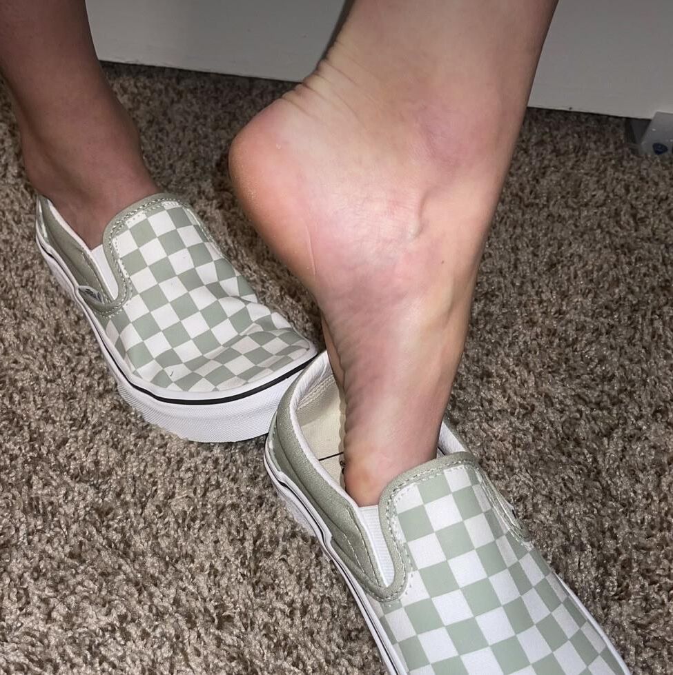 Kristin eliminando zapatos que muestran sus dedos naturales sexy, sin polacos