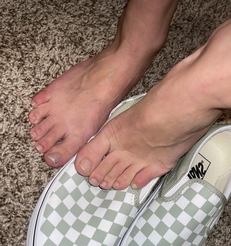 Kristin eliminando zapatos que muestran sus dedos naturales sexy, sin polacos
